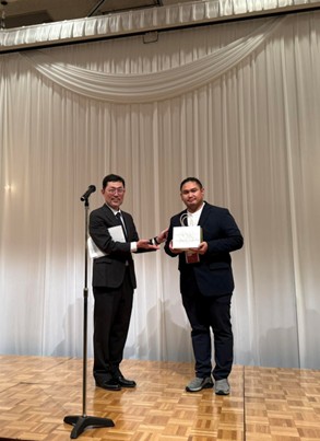 大会懇親会において大会長から記念品贈呈されるJosephさん